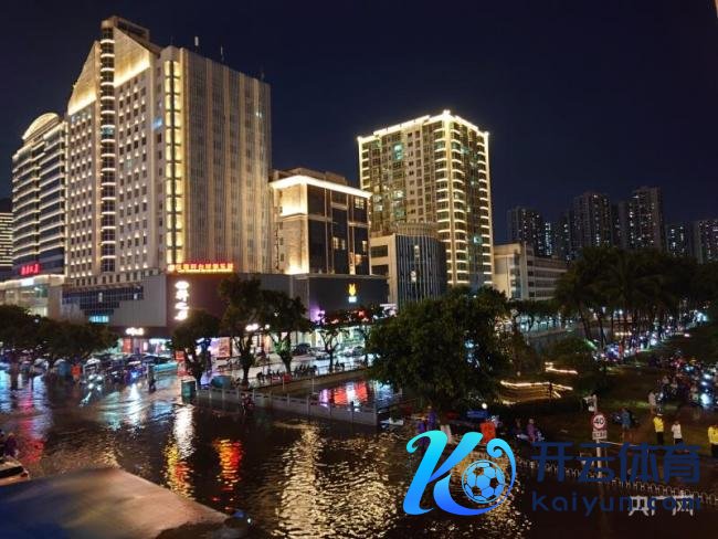 直击海口暴雨内涝现场 多条说念路积水严重