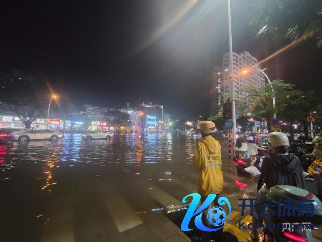 直击海口暴雨内涝现场 多条说念路积水严重