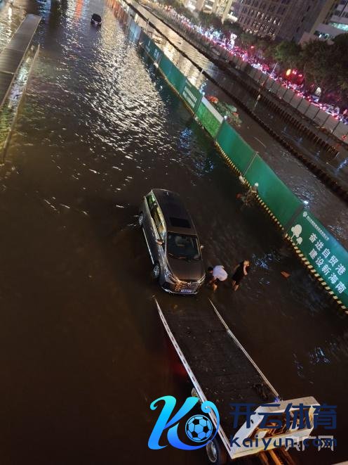 直击海口暴雨内涝现场 多条说念路积水严重