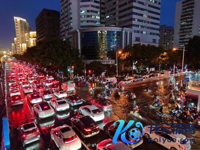 直击海口暴雨内涝现场 多条说念路积水严重